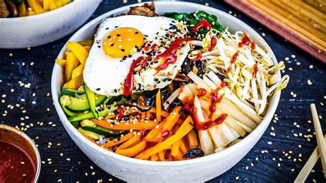  Bibimbap: Uma explosão de sabores picantes e refrescantes em um só prato!