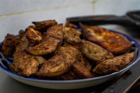   Frango com Cogumelos de Hechi: Um Festival Explosivo de Sabores e Texturas em Cada Mordida!