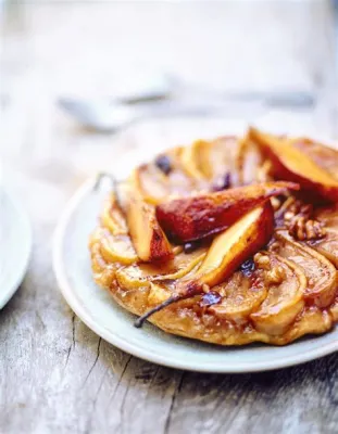  Tarte Tatin: Uma Explosão de Caramelo e Fruta Assada em um Show de Texturas!