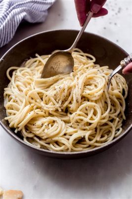  Cacio e Pepe: Uma Sinfonia de Queijo Picante e Massa Silky que Faz seu Paladar Dançar!