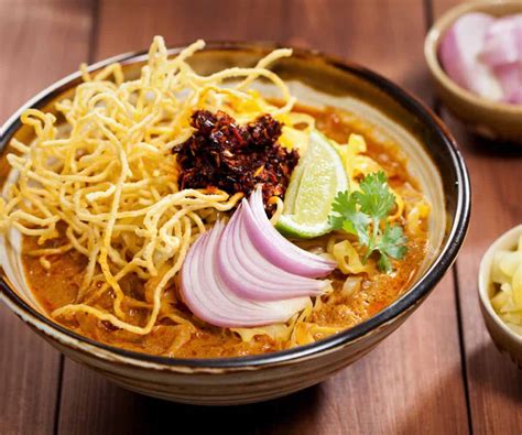  Khao Soi: Uma Sinfonia Picante de Noodles e Curry Cremoso em Chiang Mai!