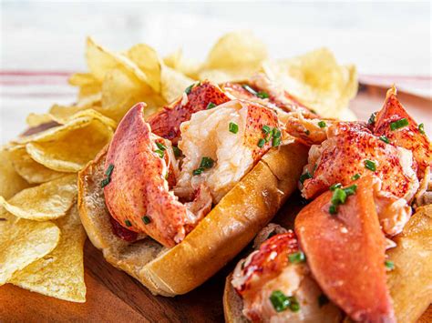 Lobster Roll: Uma Sinfonia Cremosa de Marisco Envolvida em Pão Quentinho e Crocante!