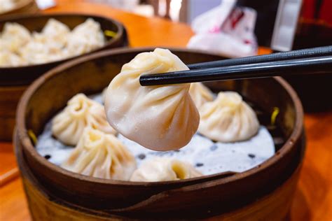 Xiaolongbao: Descubra a explosão de sabores e texturas neste clássico de Shanghai!